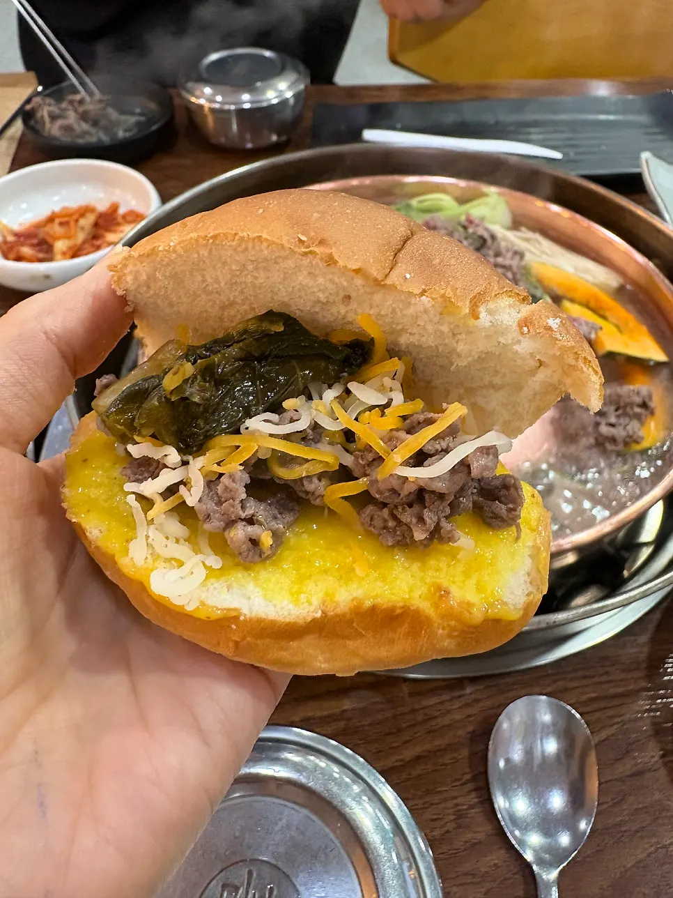 모닝빵에 소스를 바른 불고기버거 만들기