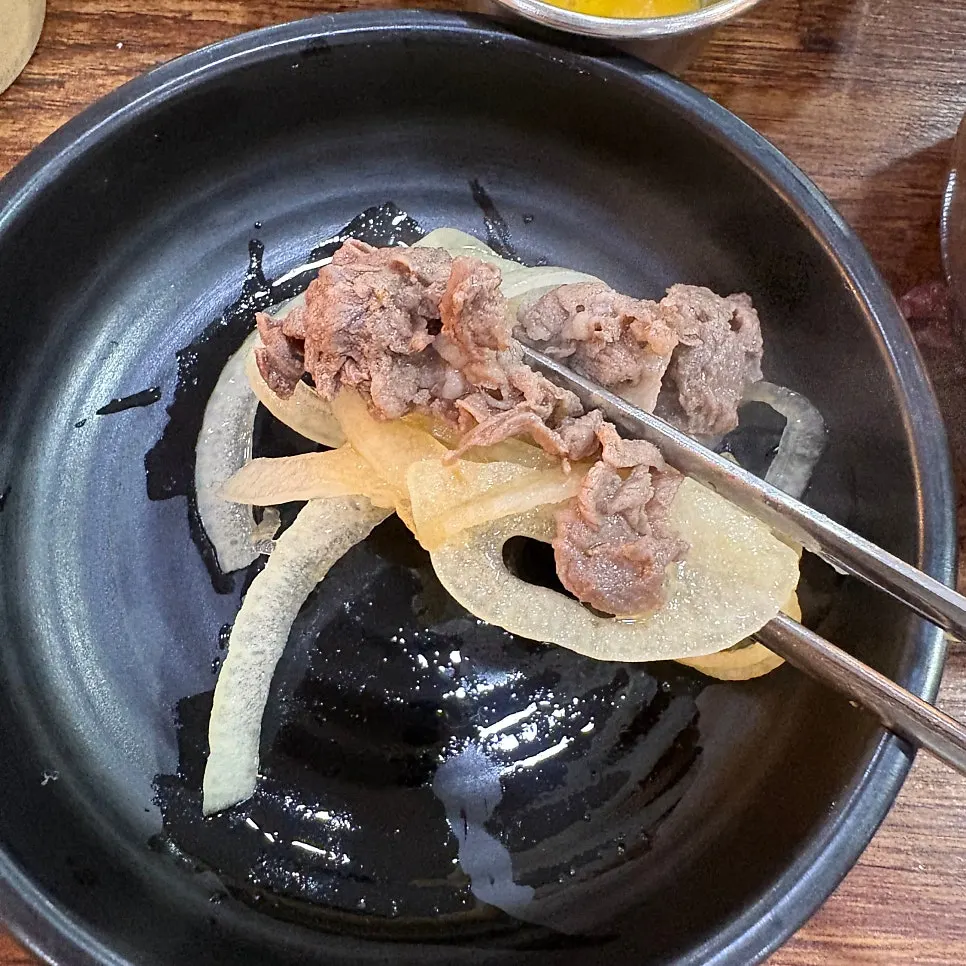 야채와 함께 익은 한우불고기