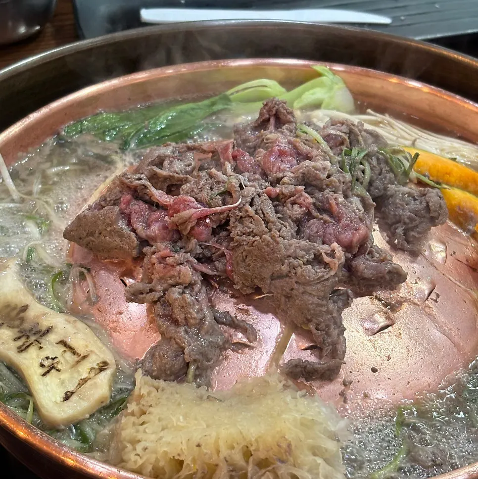양파절임과 함께 먹는 불고기 한 점
