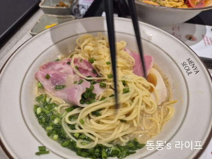 다진 마늘을 더한 얼큰 라멘 국물