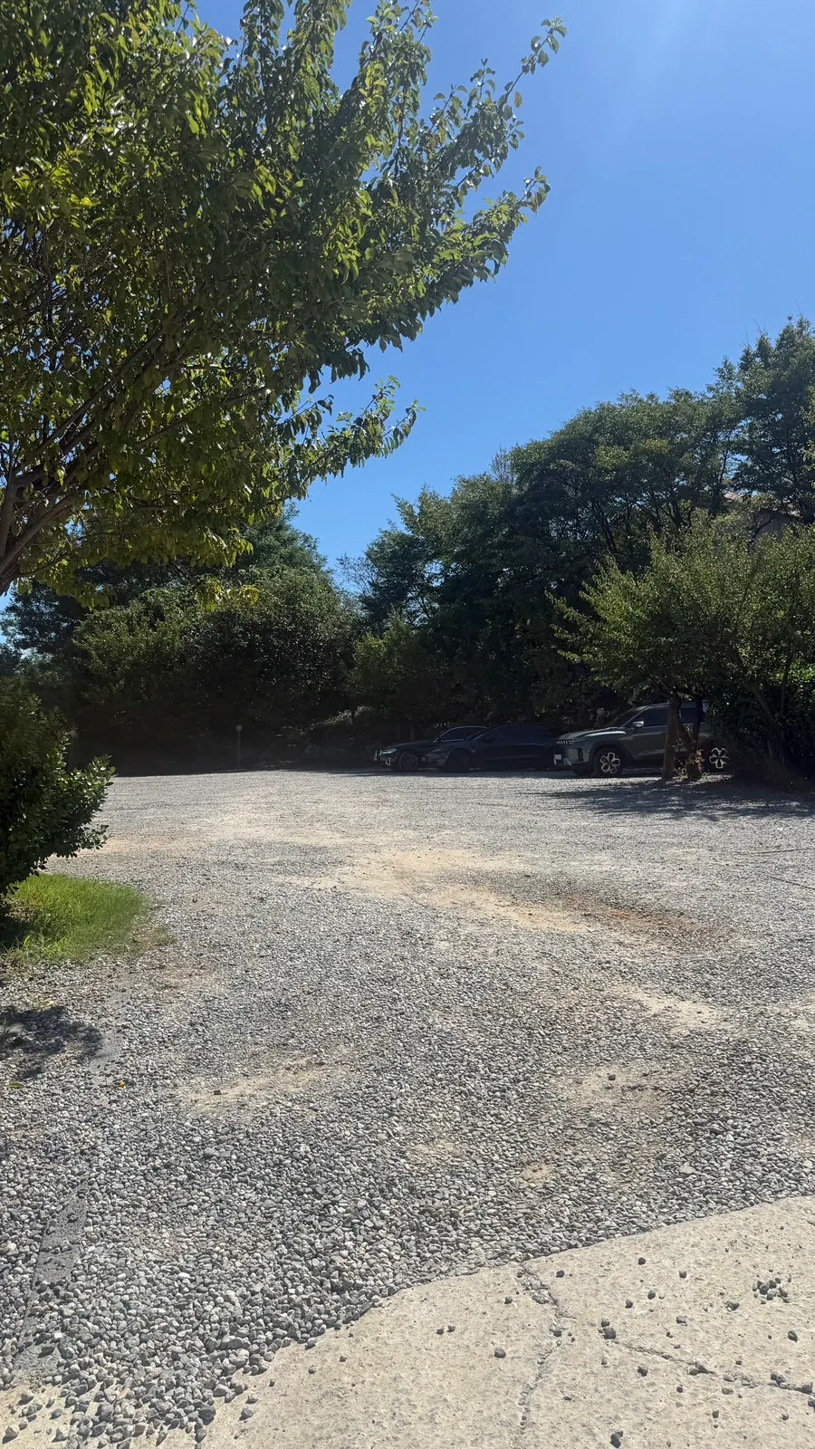 Spacious parking lot at Boksakkot Pineun Jip