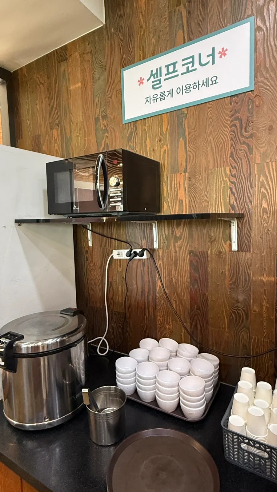 Self-service corner for side dishes