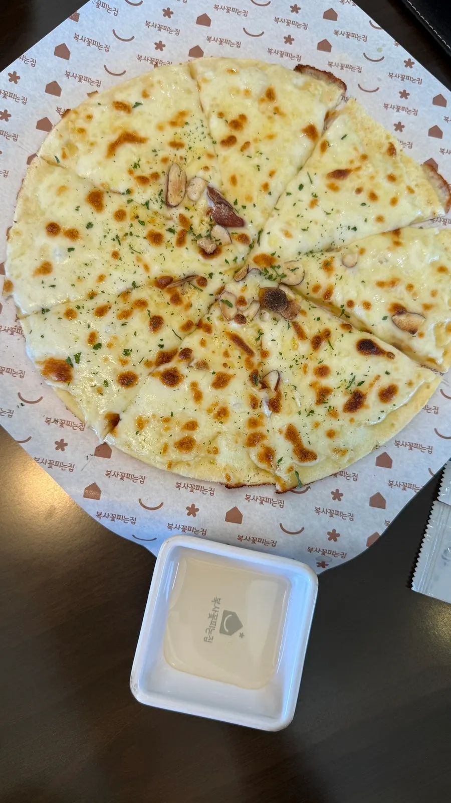 Gorgonzola pizza served with honey