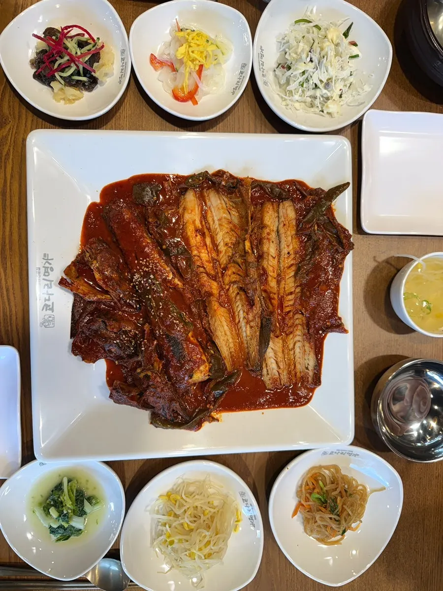 매콤한 명태조림과 반찬이 차려진 한상