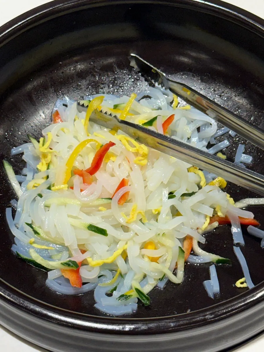 테이블에 놓인 반찬 접시