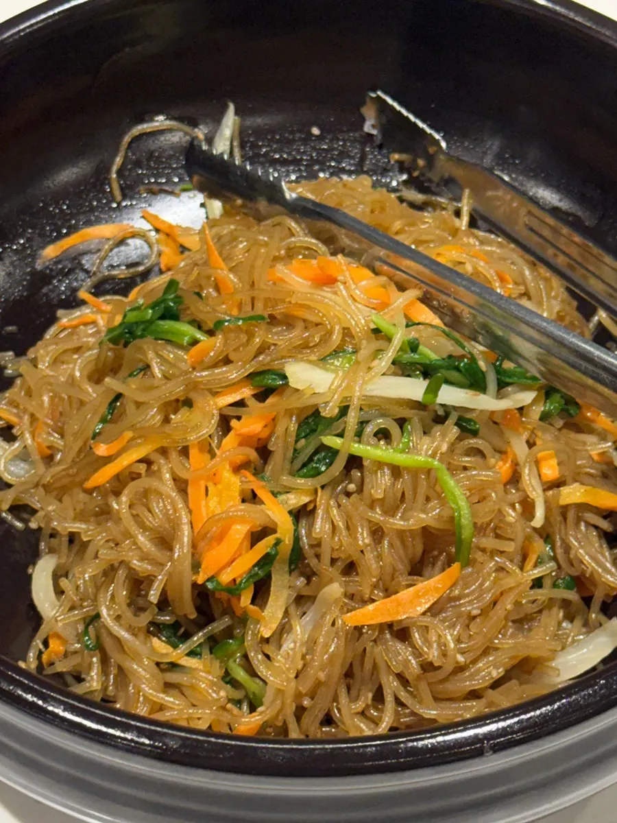 여러 가지 반찬이 차려진 상