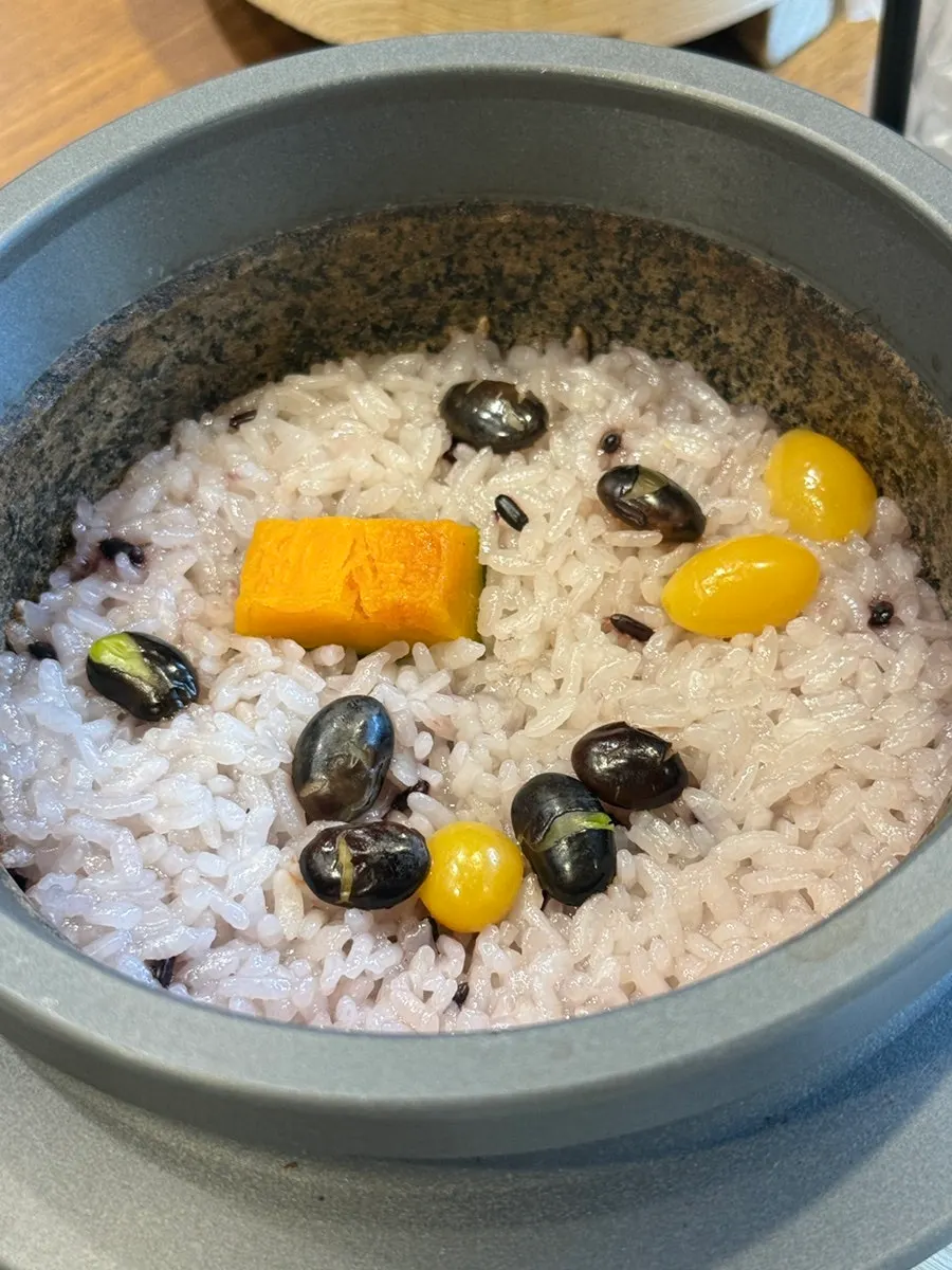 갓 나온 돌솥밥