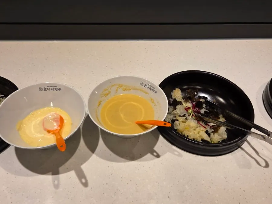 Table with kodari stew and stone-pot rice together