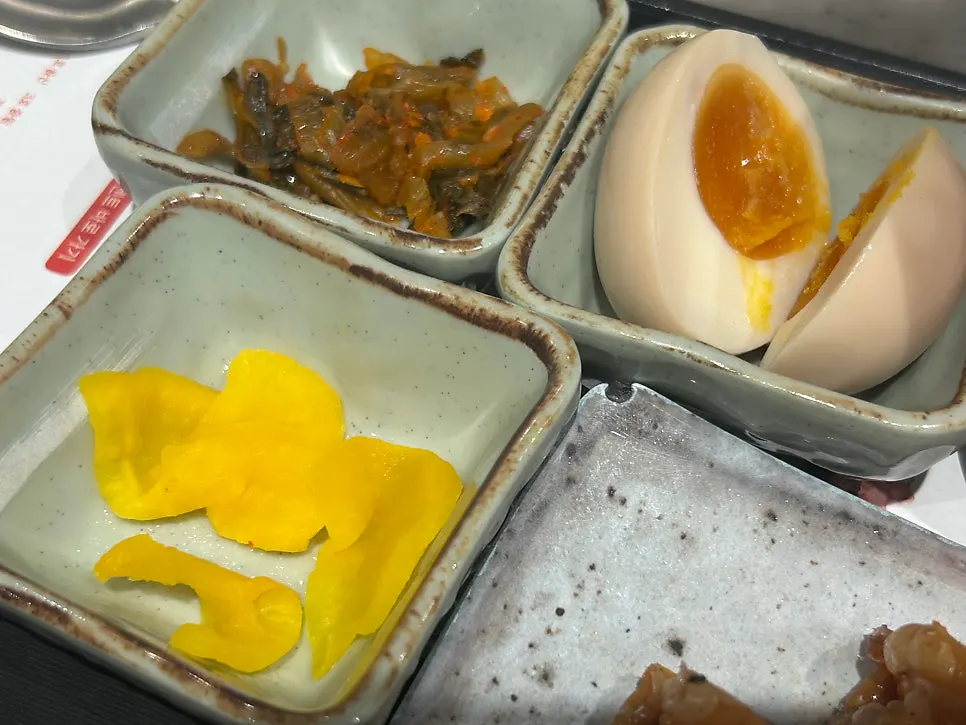 마제소바의 면과 고기 양념