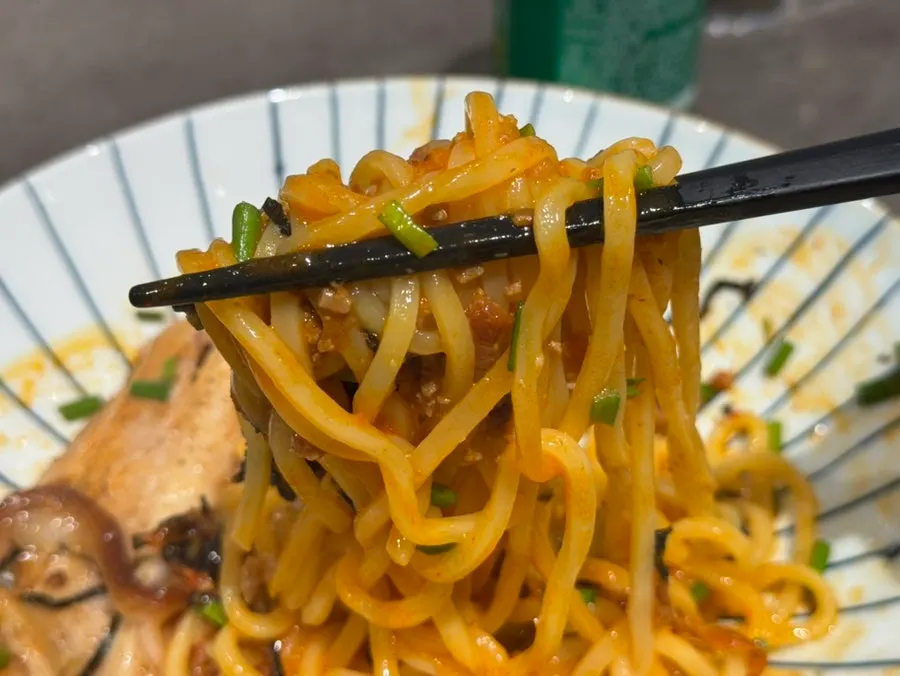 통삼겹이 올라간 마제소바