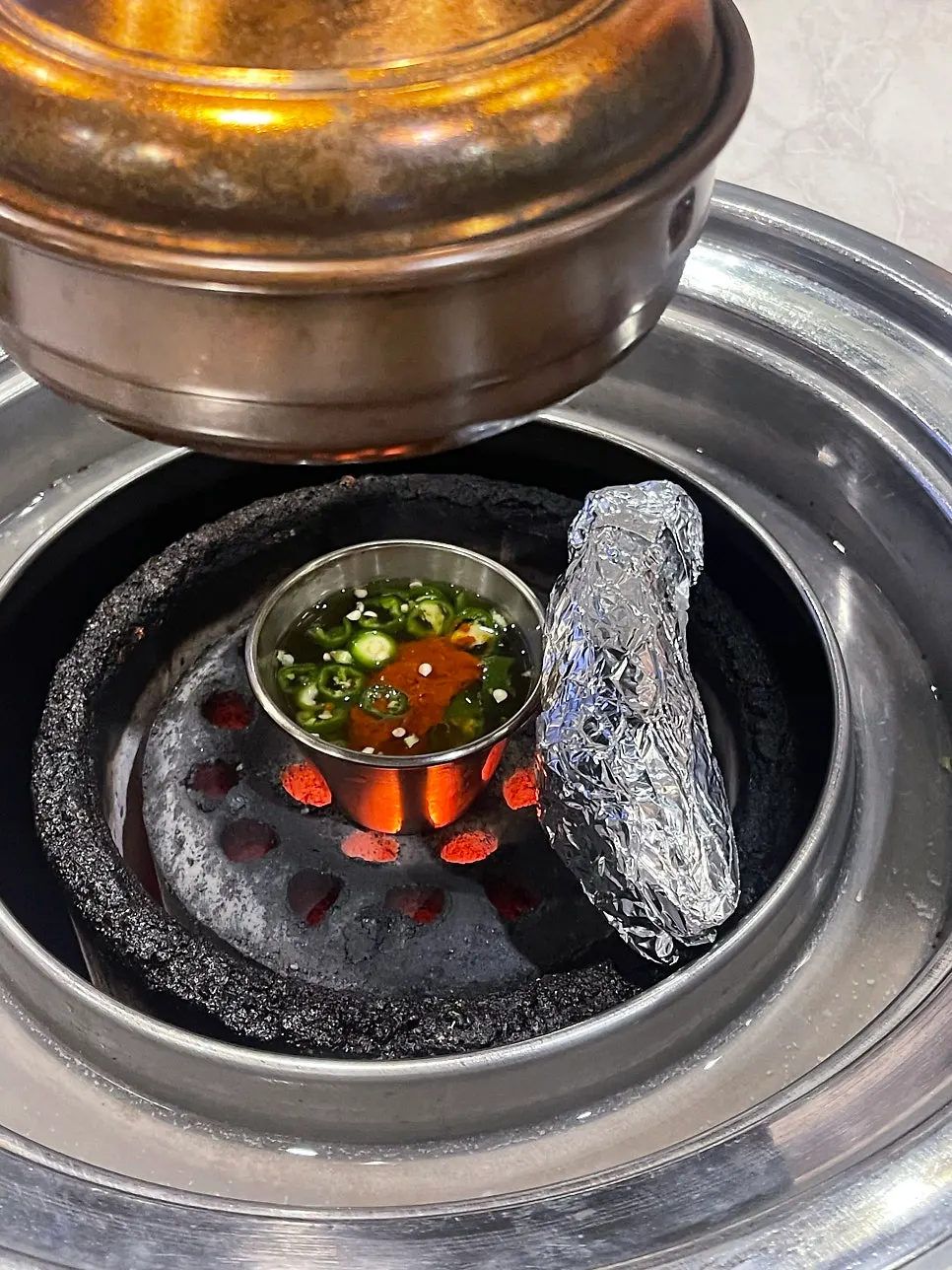 샐러드와 김치, 명이나물, 쌈 채소 기본찬