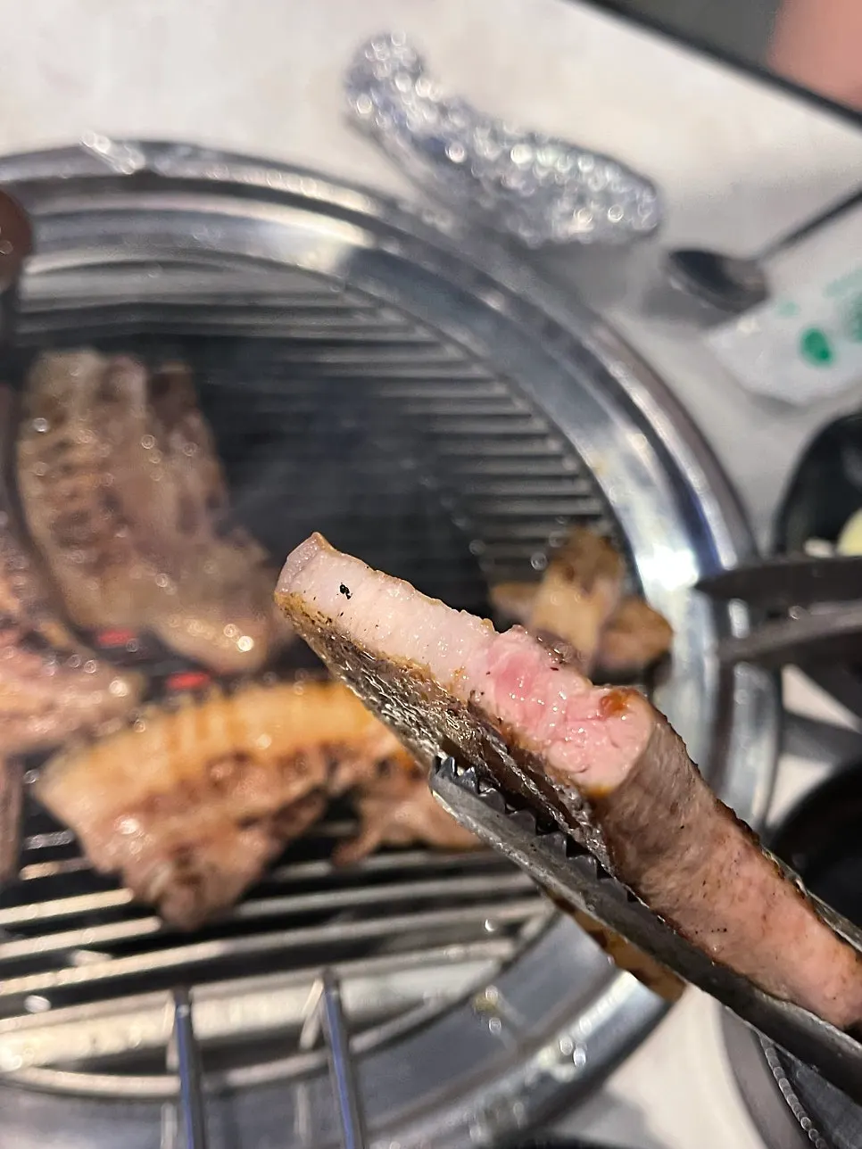 육즙이 가둬진 연탄불 구이 오겹살