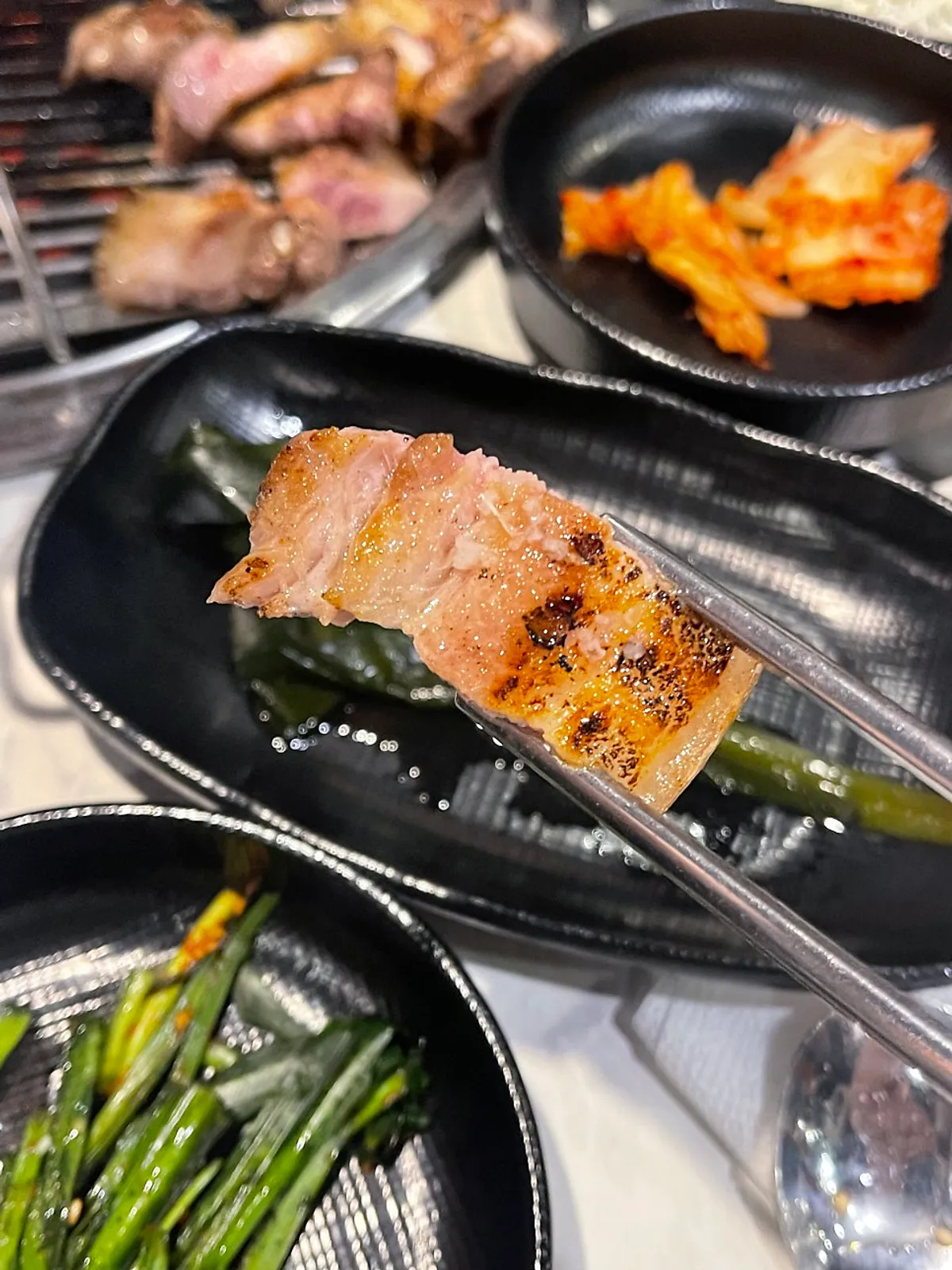 천일염에 찍어 먹는 연탄불향 흑돼지 오겹살