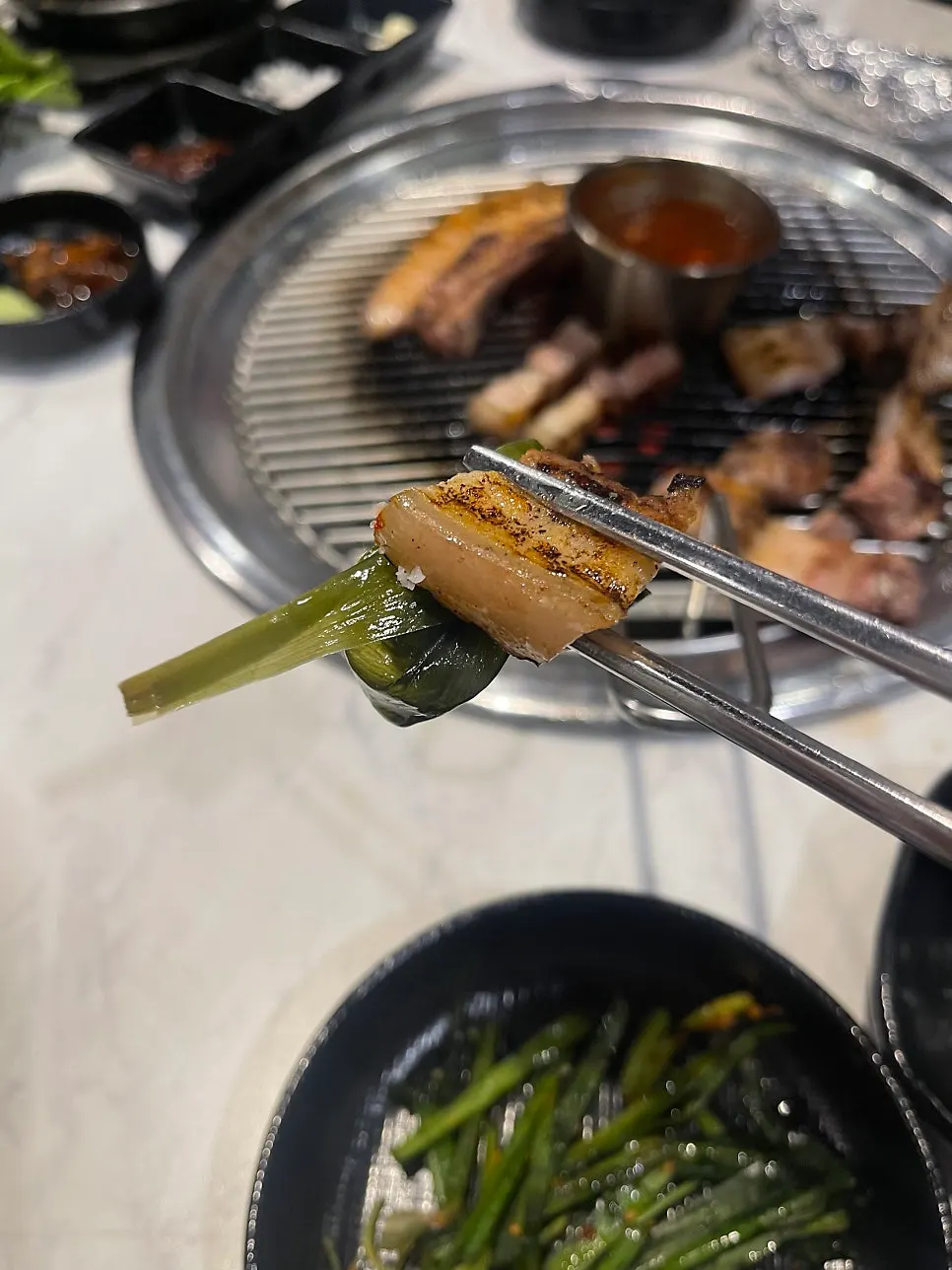 명이나물에 싸 먹는 흑돼지 오겹살