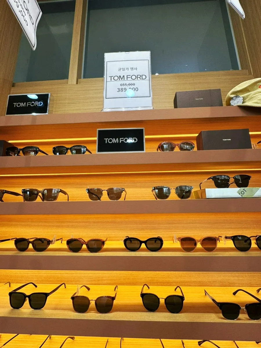 Display shelf of domestic and imported house-brand frames