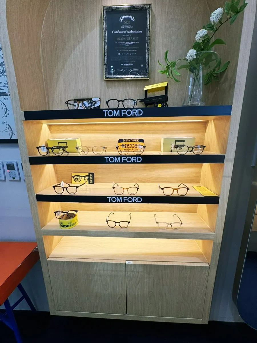 Display case of horn-rim frames