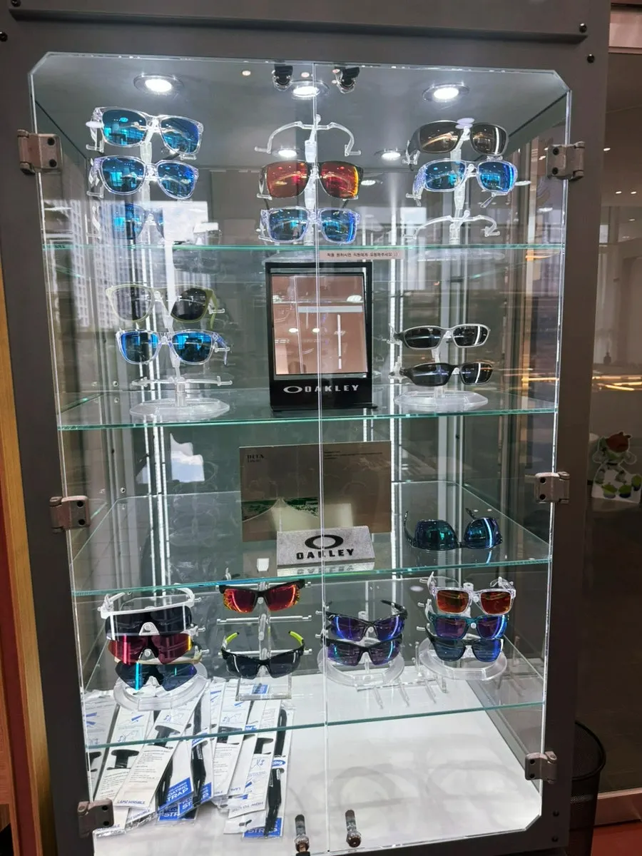 Sports goggles display corner