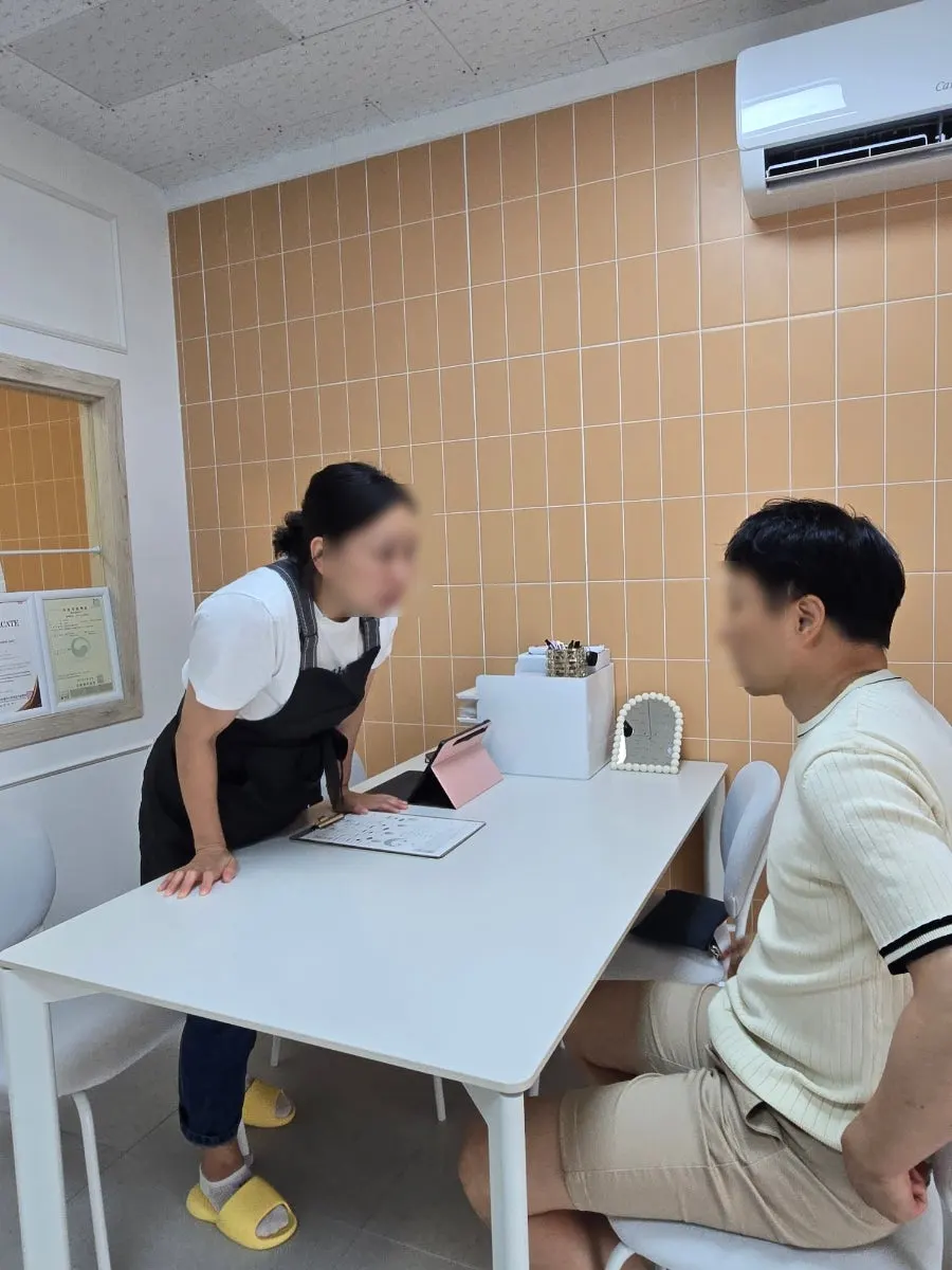 원장 선생님과 눈썹 상담 장면