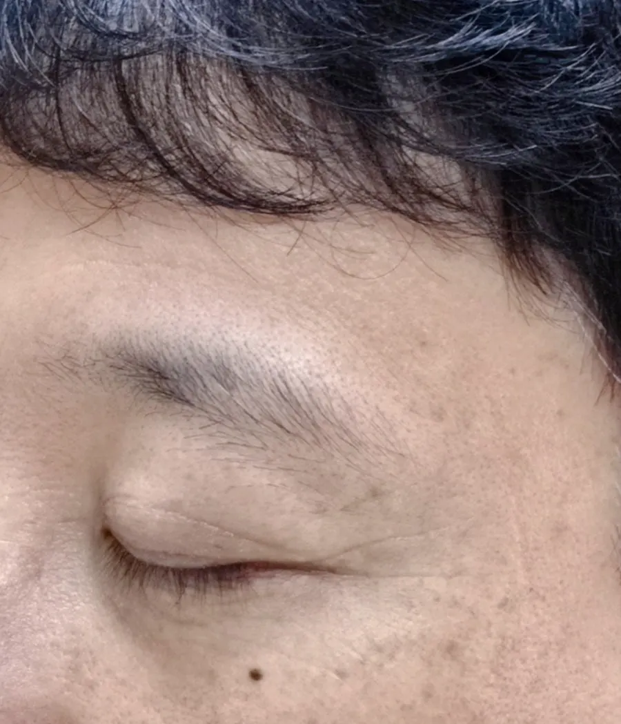 눈썹 반영구 차트 작성 장면