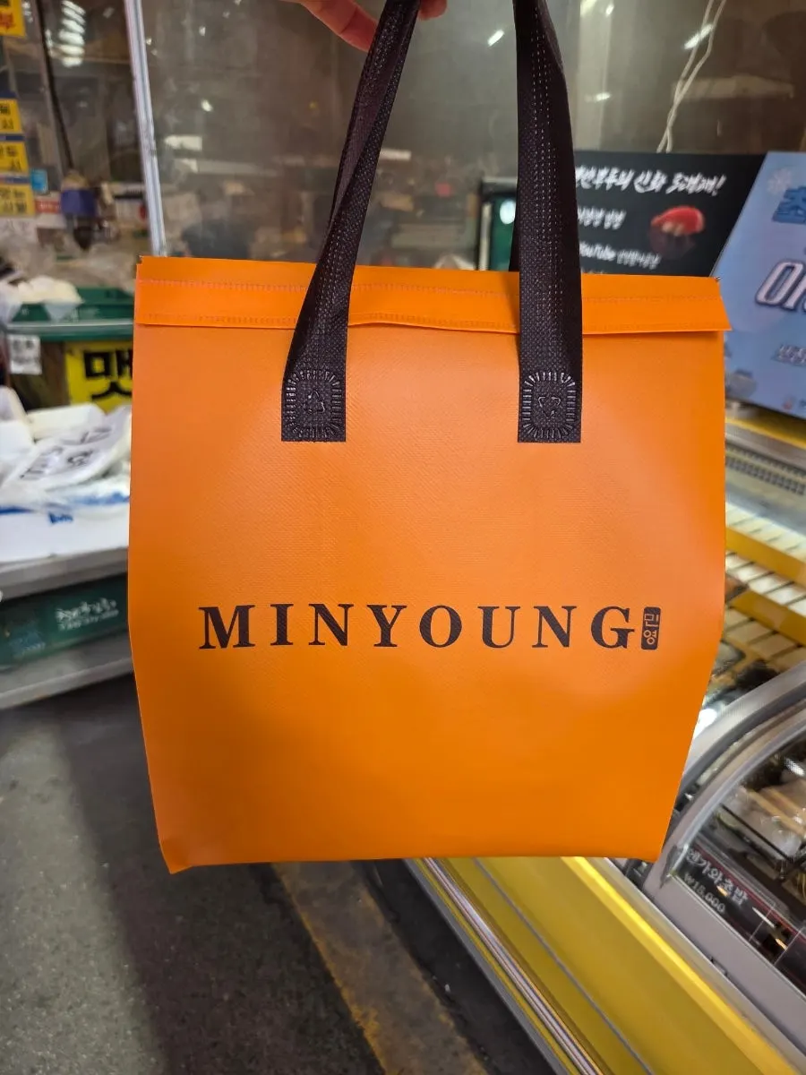 갓 만든 초밥을 채우는 모습