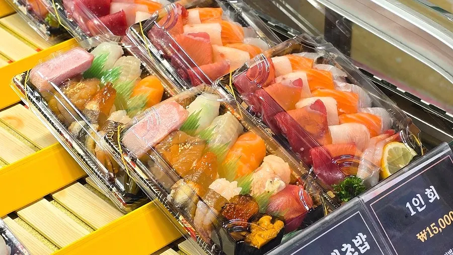Display of solo-portion sashimi products