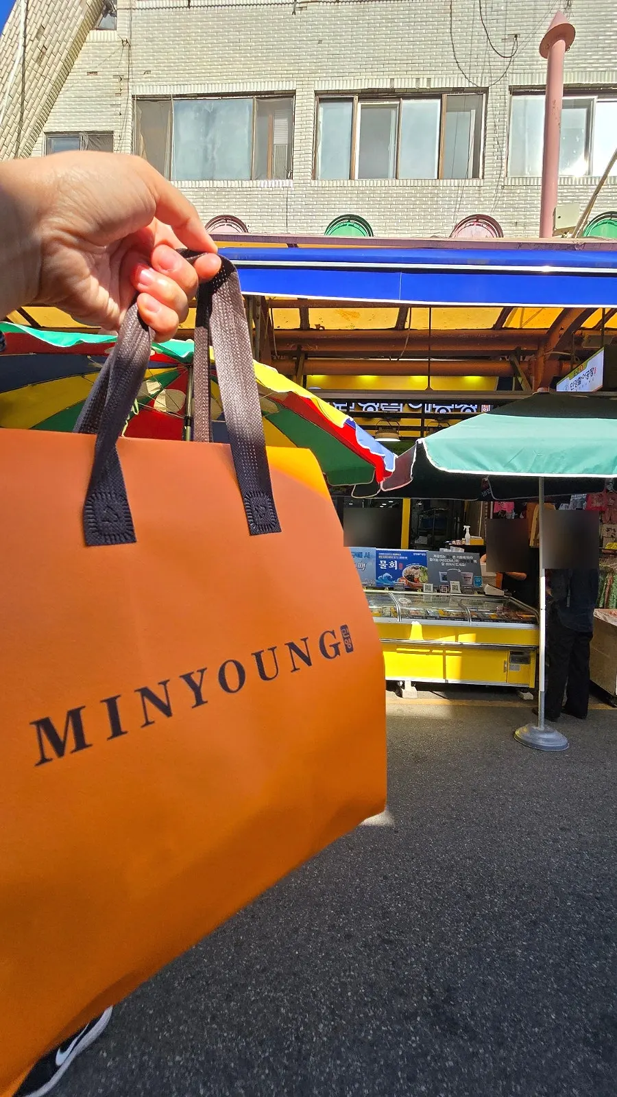 Minyeong Hwareo Gongjang's insulated shopping bag packaging