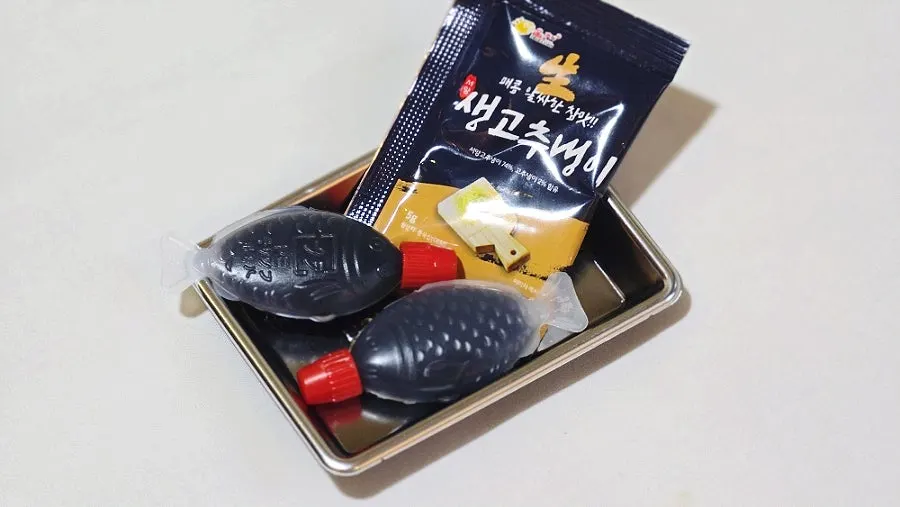 Disposable dish and soy sauce packed with the sushi