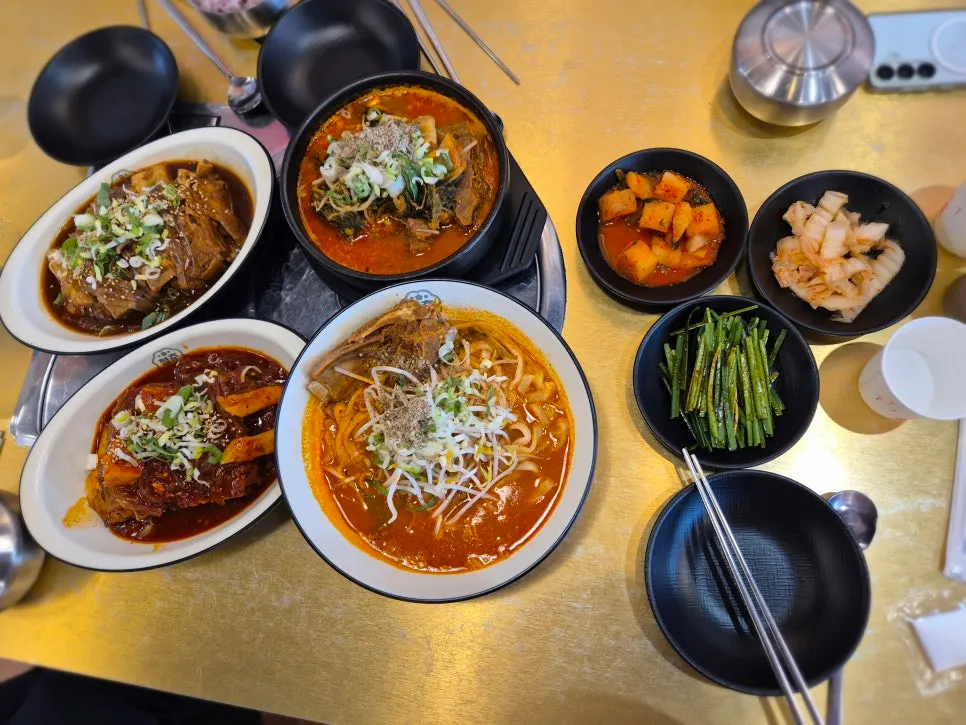 청춘불뼈찜감자탕 매장 뼈찜 상차림 분위기