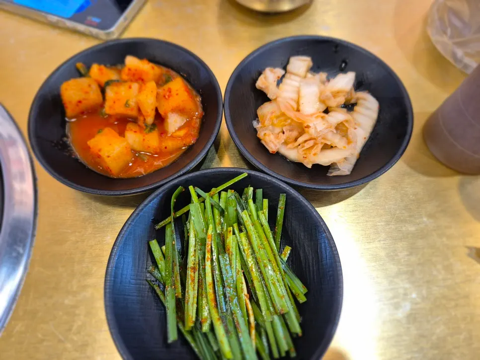 궁중뼈찜과 불뼈찜이 함께 놓인 테이블