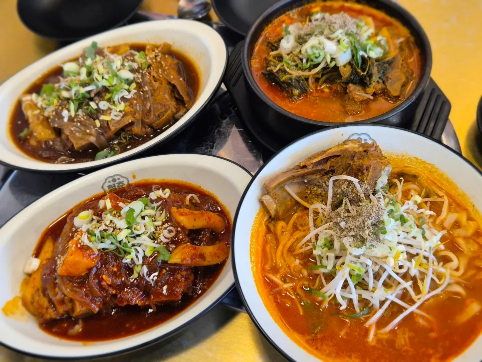 주문 후 차려진 기본 반찬