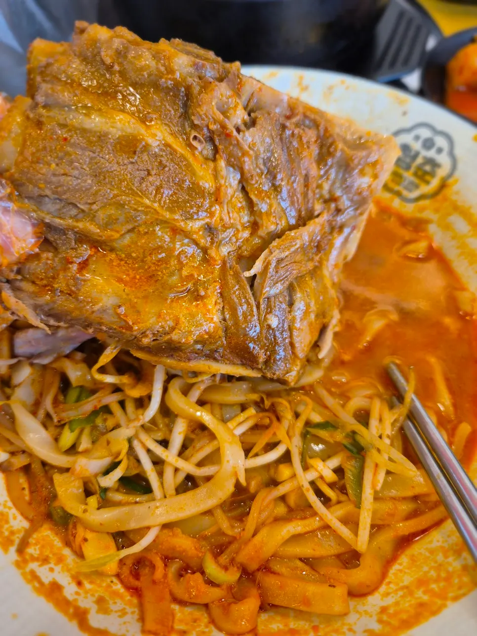 뼈칼국수 속 큼직한 고기 두 점