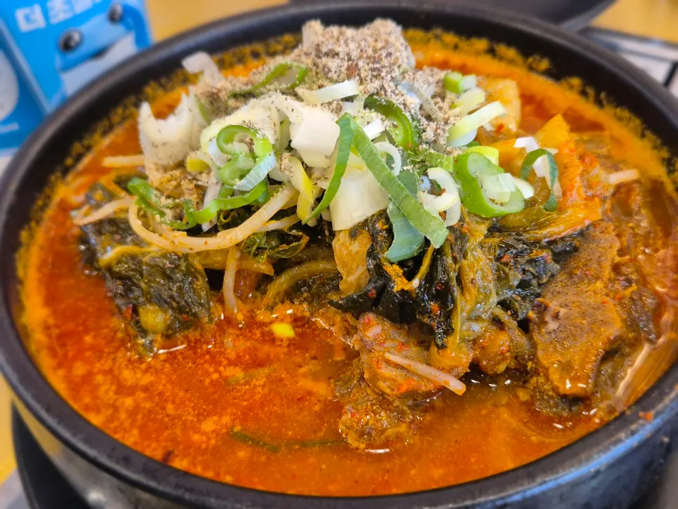 시래기 듬뿍 들어간 청춘 뼈해장국