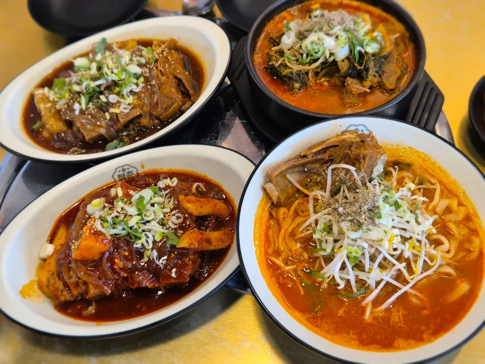가족이 함께 먹은 뼈찜과 탕 상차림