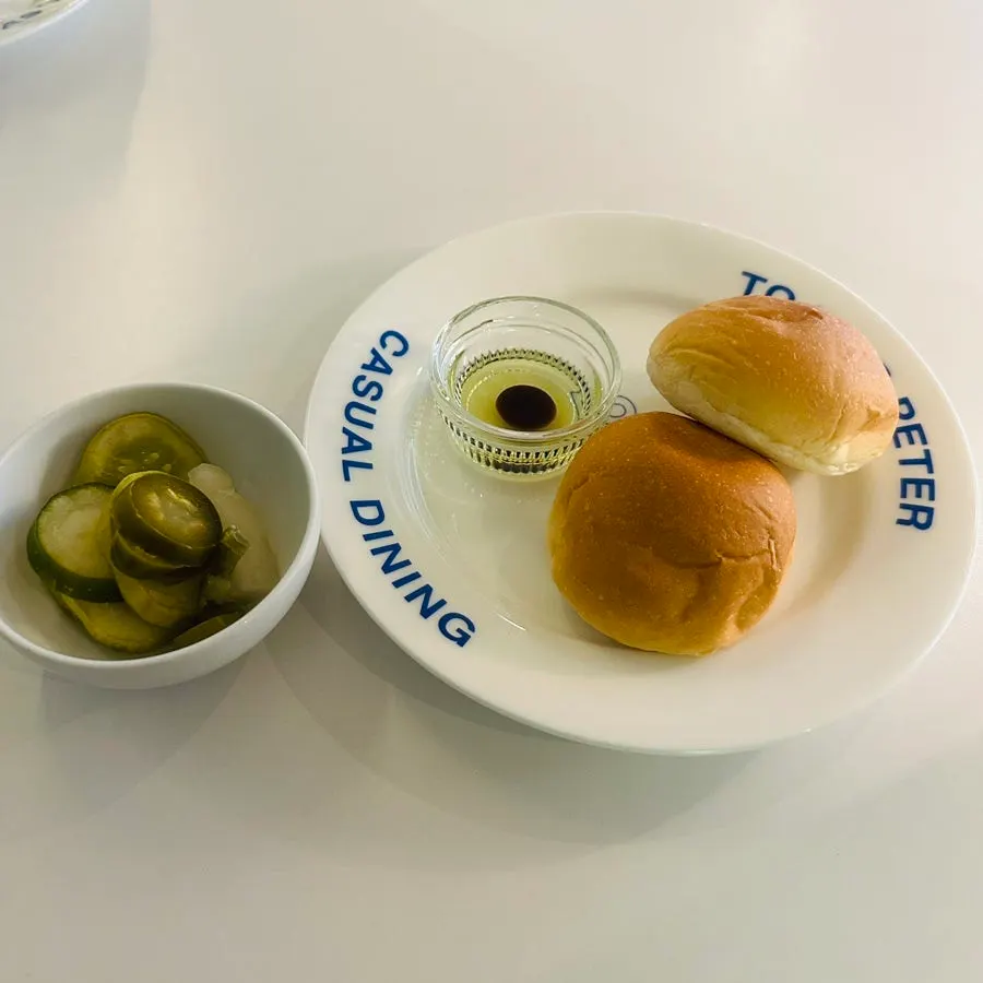 기본으로 나온 피클과 할라피뇨