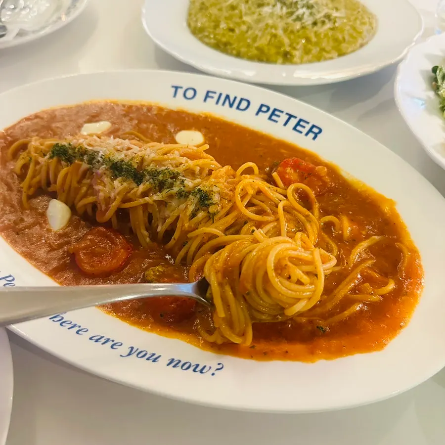 치즈 가루와 파슬리를 뿌린 토마토 파스타