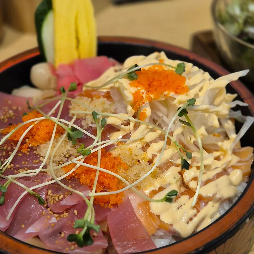 Full table spread of the chirashi sushi salmon+tuna set