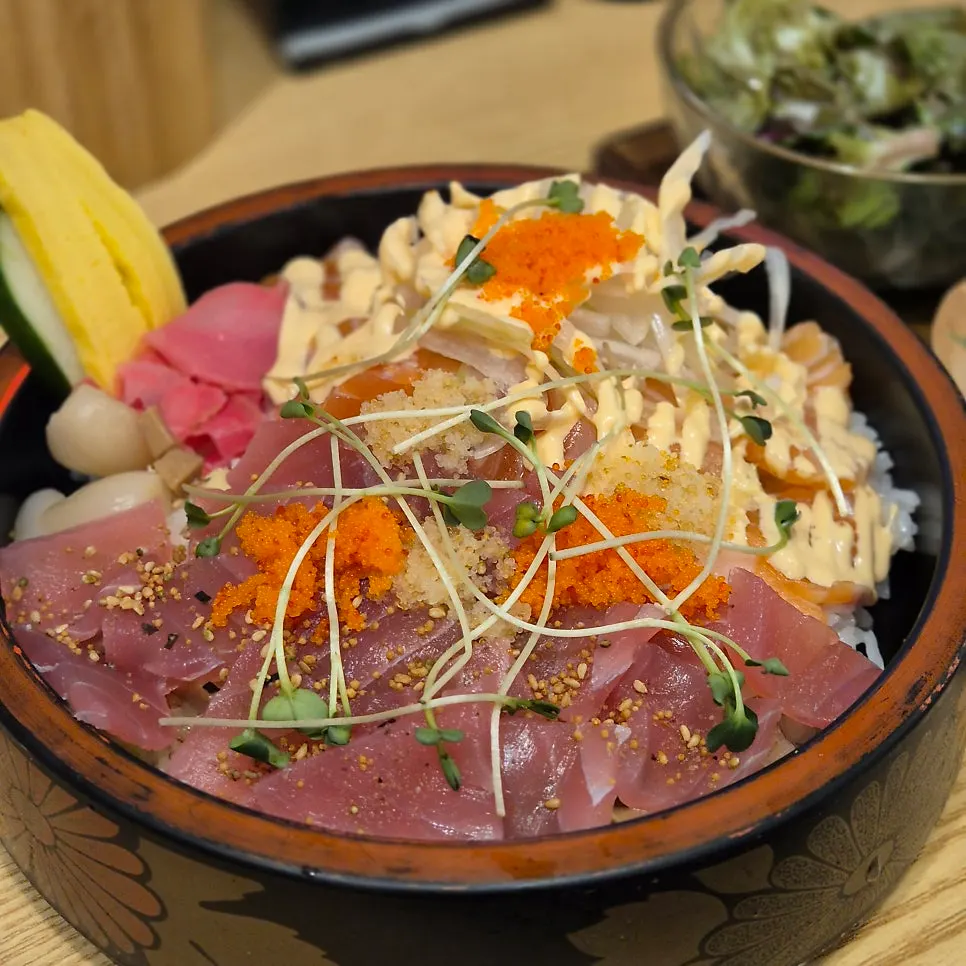 Set meal served together with shrimp tempura and karaage