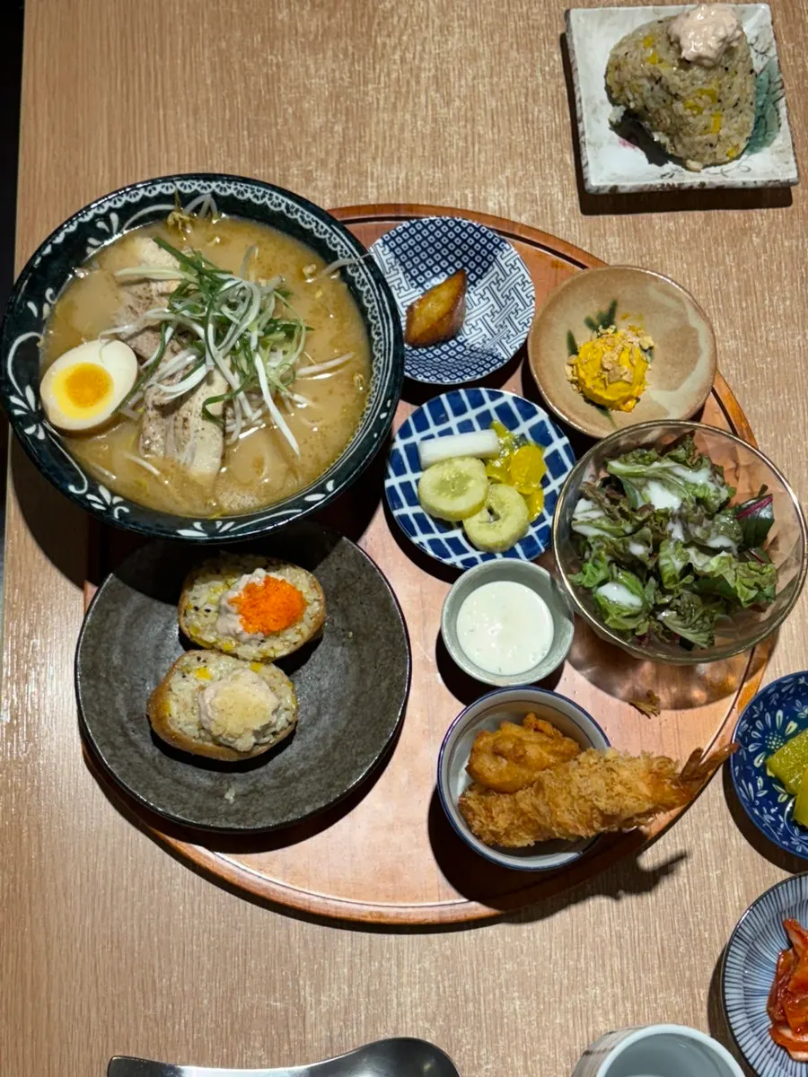 Table setting of the Fukuoka-style chashu ramen set