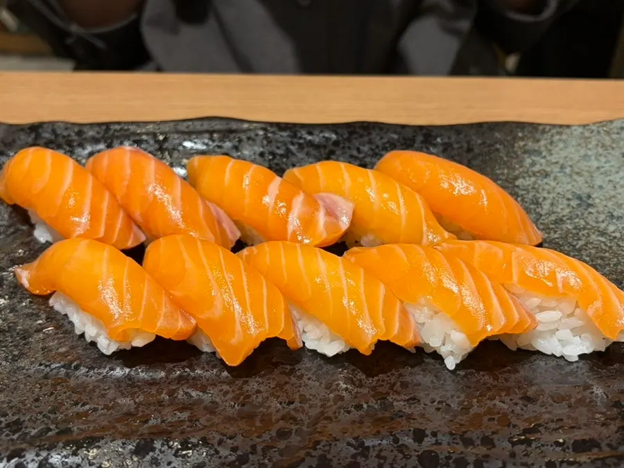 Plate of Hongdae Gureume's 10-piece salmon sushi