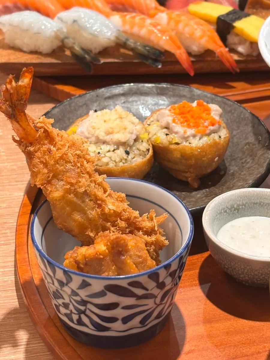 반숙 계란 2개와 차슈를 올린 한국식 매운라멘