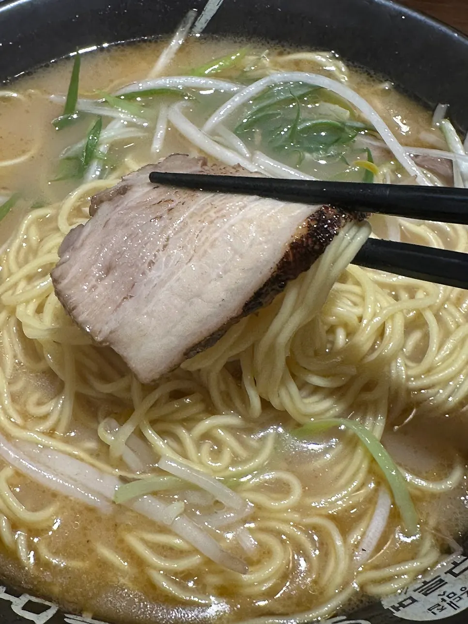 숙주와 고기가 든 라멘