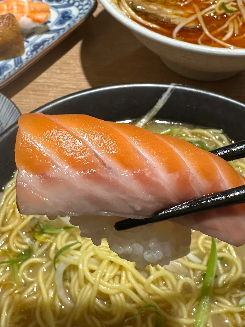 번갈아 먹은 두 종류 라멘
