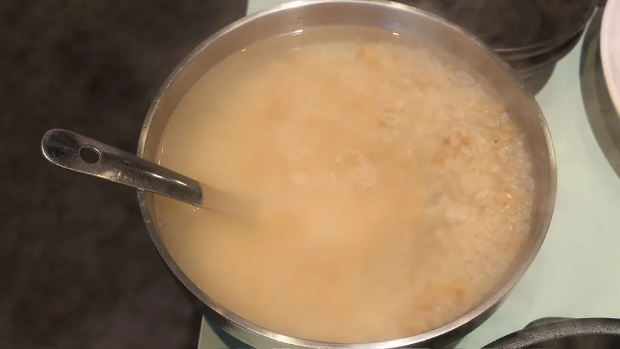 Whole-bone soup in an earthenware pot