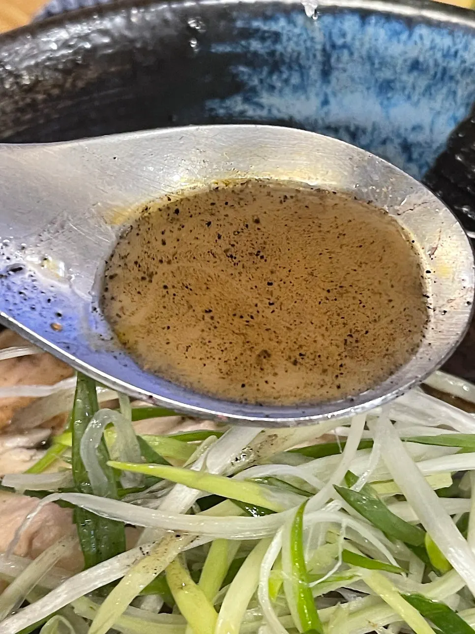 검은 국물의 쿠마모토 스페셜 라멘