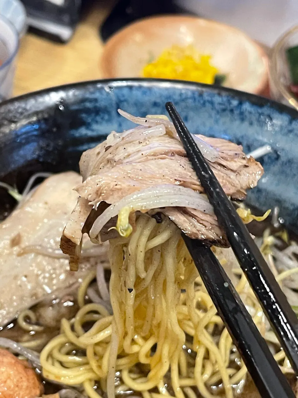 쿠마모토 라멘 국물 한 숟갈