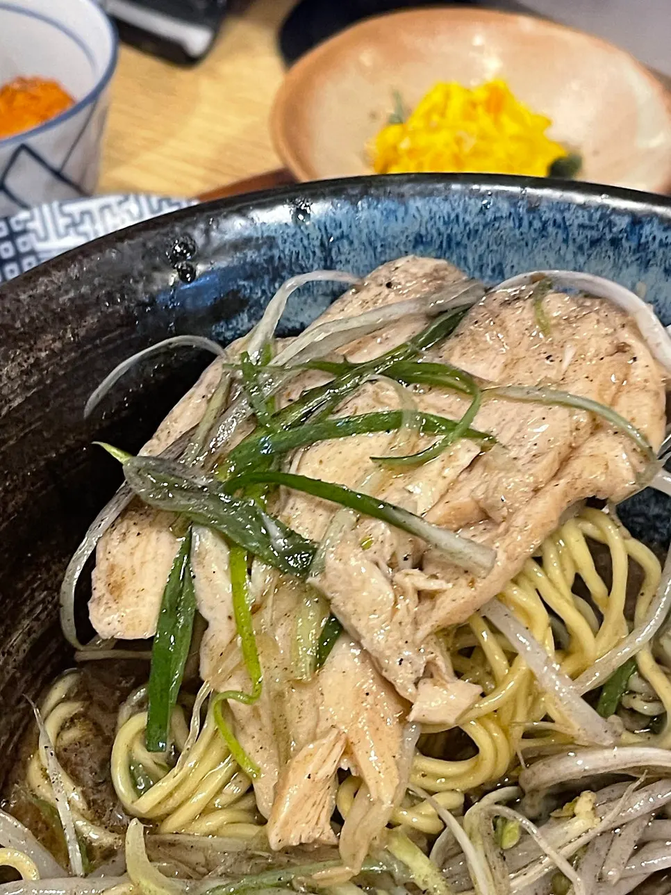 국물에 잘 어우러진 라멘 면 한 젓가락