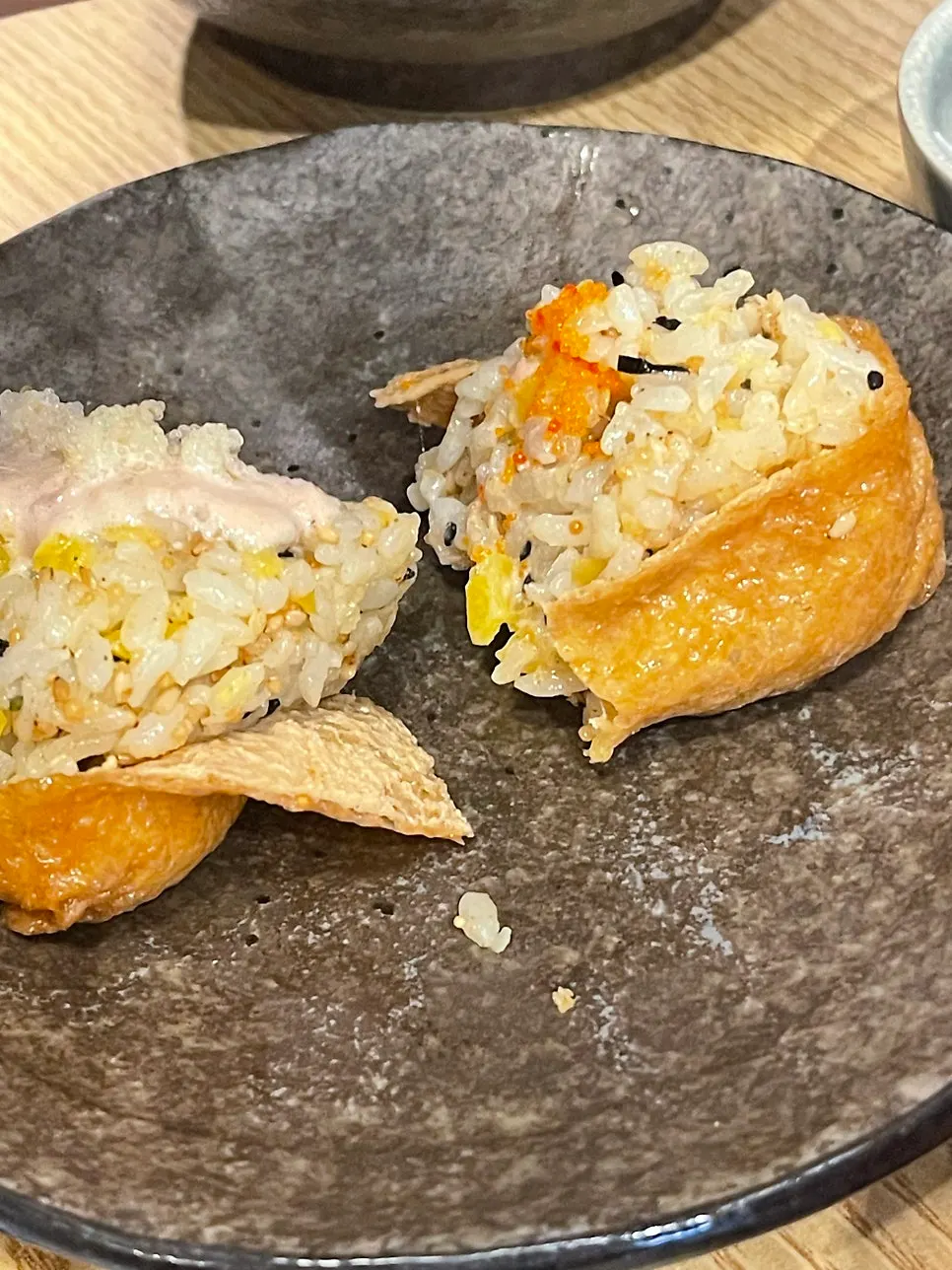 유부초밥과 샐러드가 함께 나온 라멘 정식 상차림