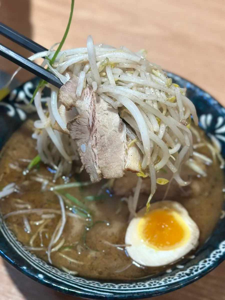 검은마늘 소스를 더한 라멘