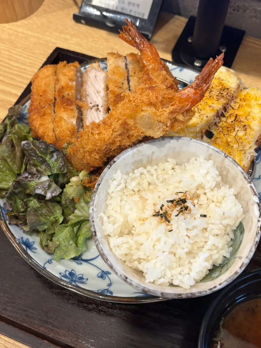 Lettuce salad served alongside the meal