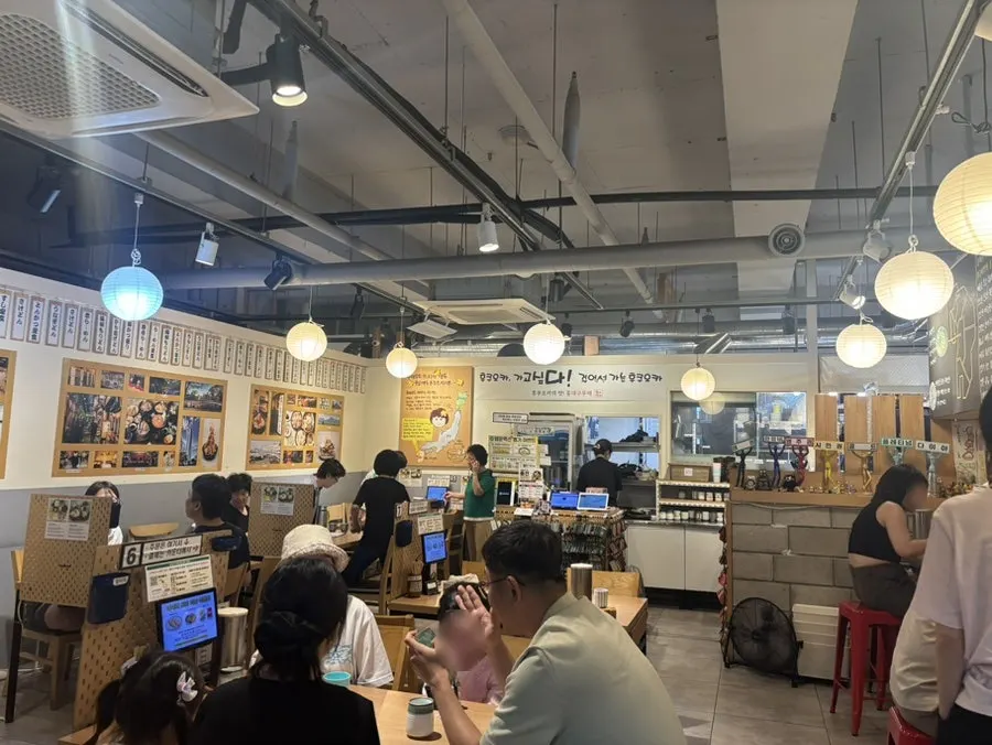 Dining hall of Hongdae Gureume Incheon Nonhyeon Branch with many tables